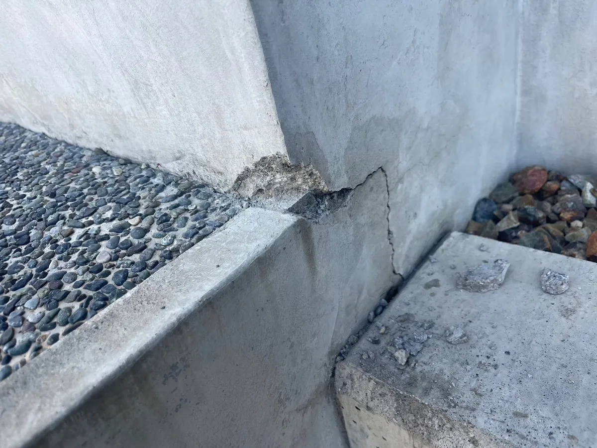 コンクリートのクラックと欠損の補修│Before→After