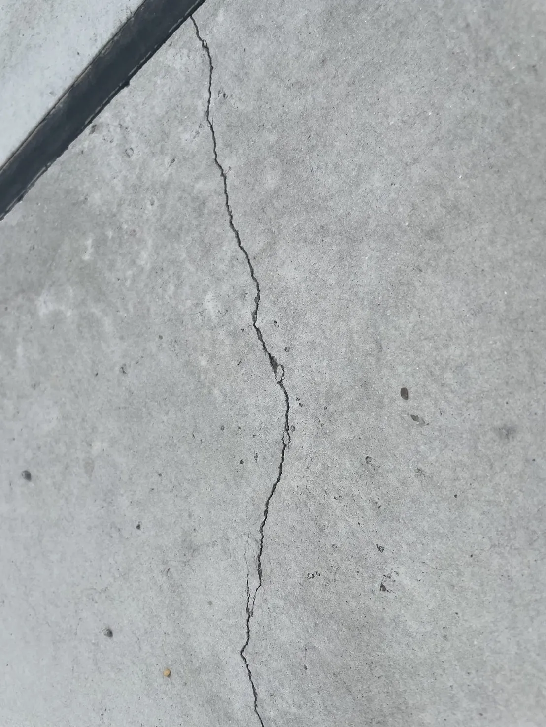 冬や夏に要注意！季節によってひび割れが進行する理由と対策