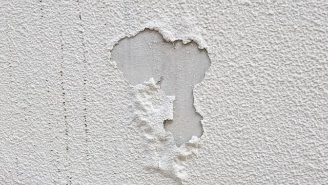 ベランダや外壁のコンクリートが剥がれ｜補修のタイミングと注意点